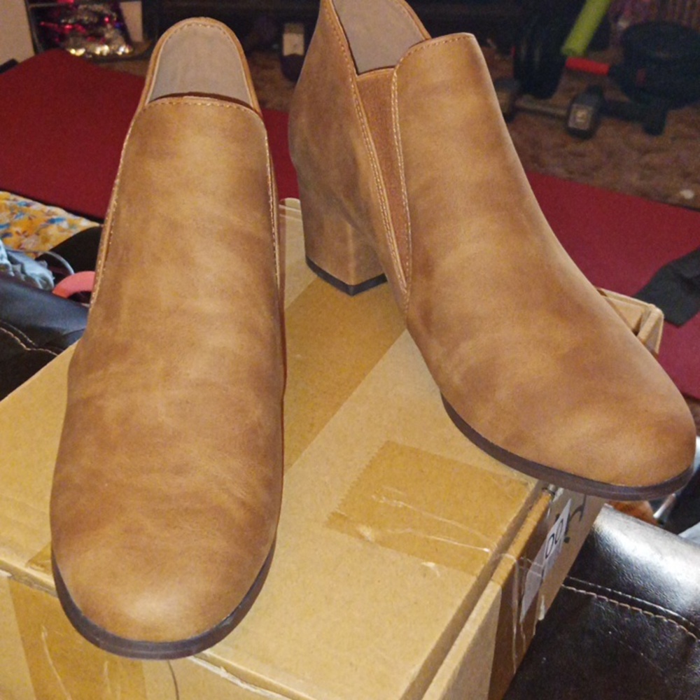 Women's low heel ankle bootie